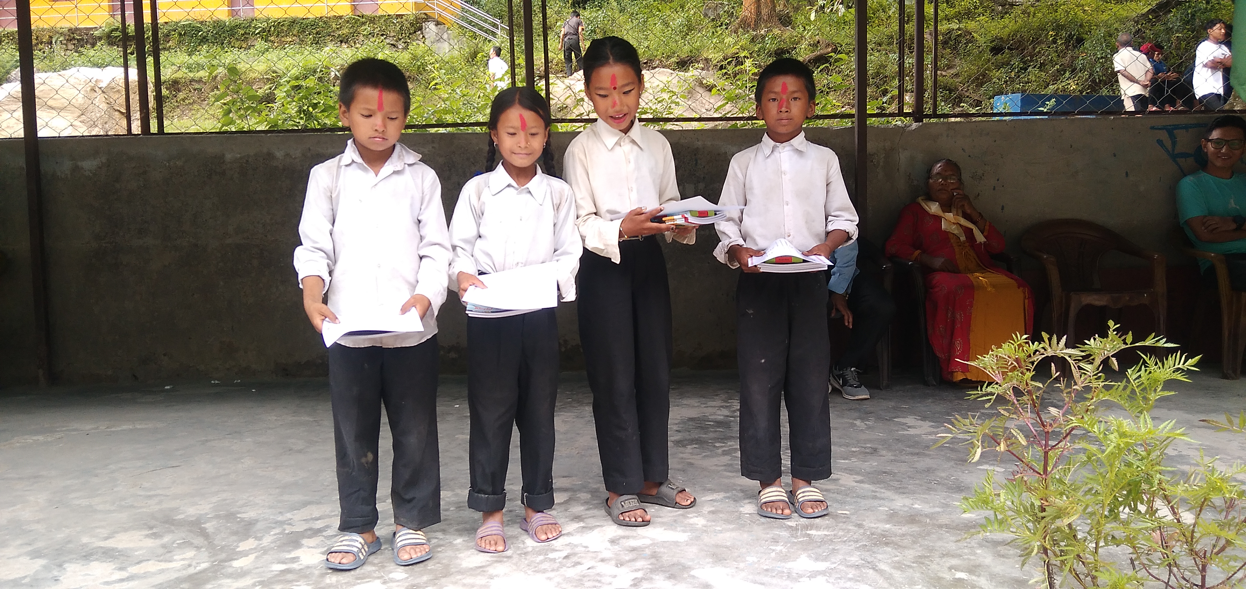 "अन्तर सदन चित्रकला प्रतियोगितामा बिजेता भाइबहिनीहरू पुरस्कार र प्रमाणपत्र ग्रहण गर्दै भाइबहिनीहरू"